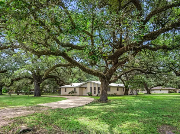 103 King Dr, Columbus, TX 78934