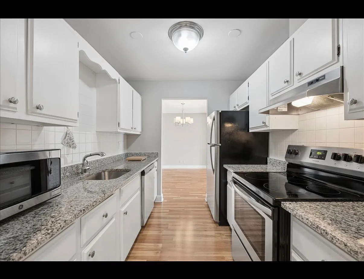 2 bed, 1330 sqft, $2,600 — Photo 3