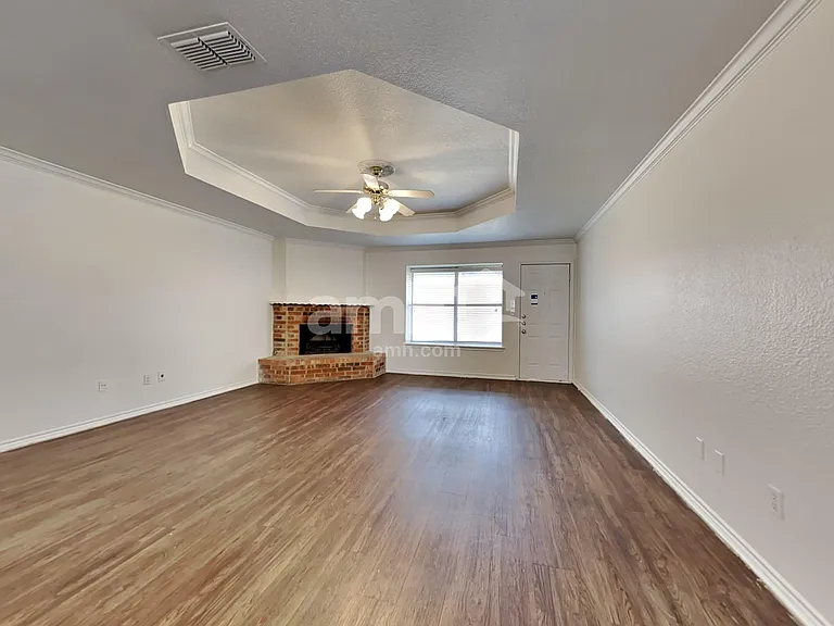 1082 Springhill Dr — Photo 7