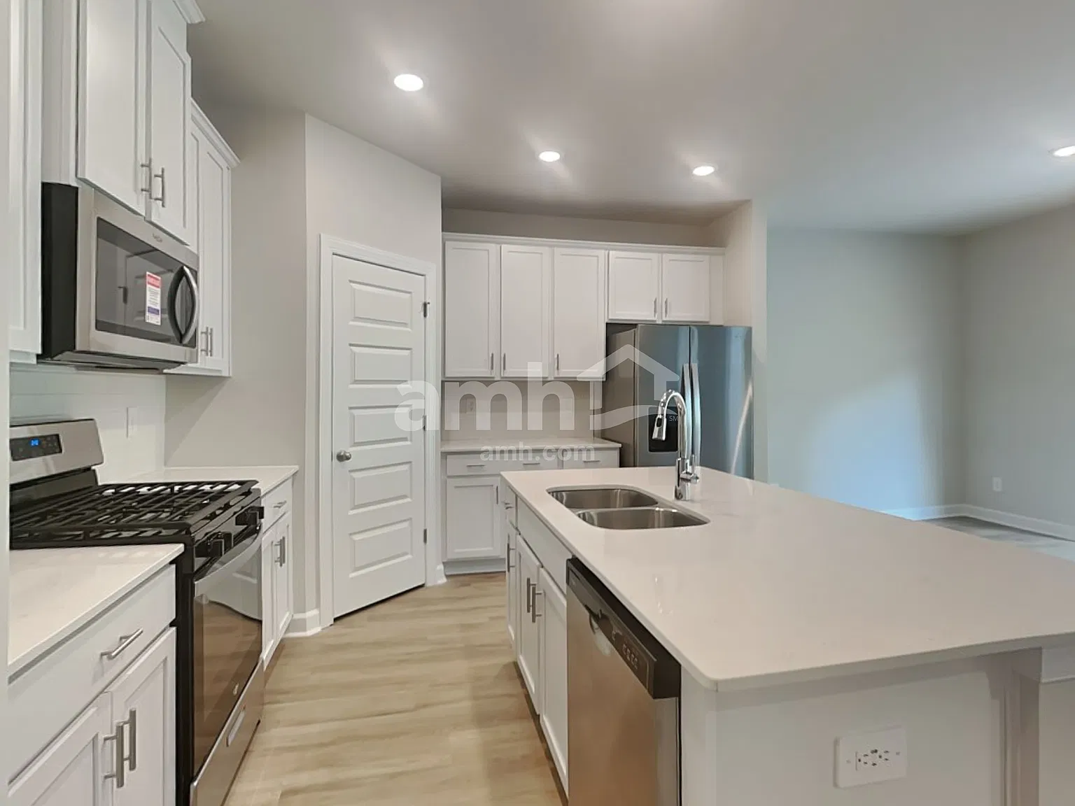 5 bed, 3.0 bath, 2674 sqft, $2,460 — Photo 3