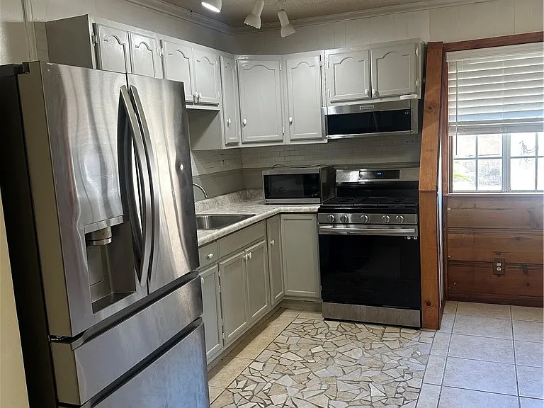 8731 S Gramercy Pl — Photo 8