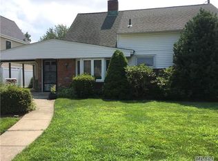 14 Saddler Ln, Levittown, NY 11756
