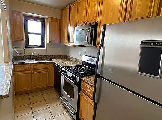 5th image of 300 W 55th St APT 16V