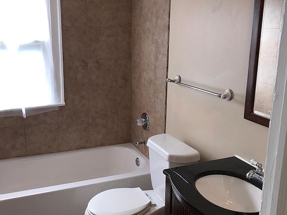4th image of 127 Taunton Pl