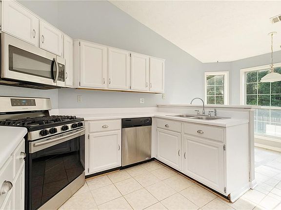 3rd image of 290 Paris Dr