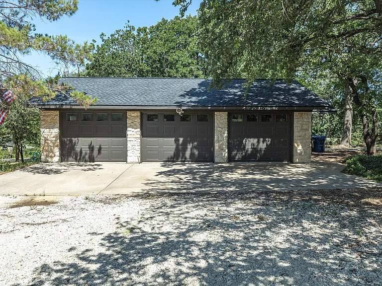 1025 Burchbury Trl — Photo 32