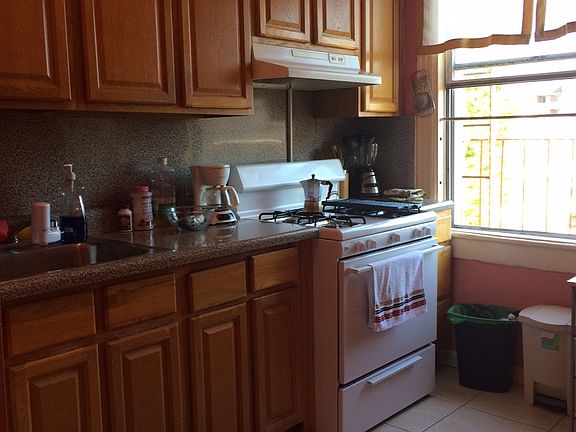 3rd image of 2531 Crescent St APT 1