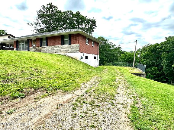 3rd image of 1910 Cedar Ln