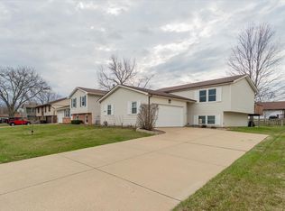 21 Cedar Ct, Bloomington, IL 61701