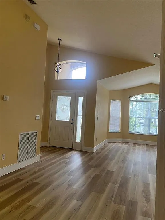 4 bed, 2.0 bath, 2085 sqft, $2,700 — Photo 2