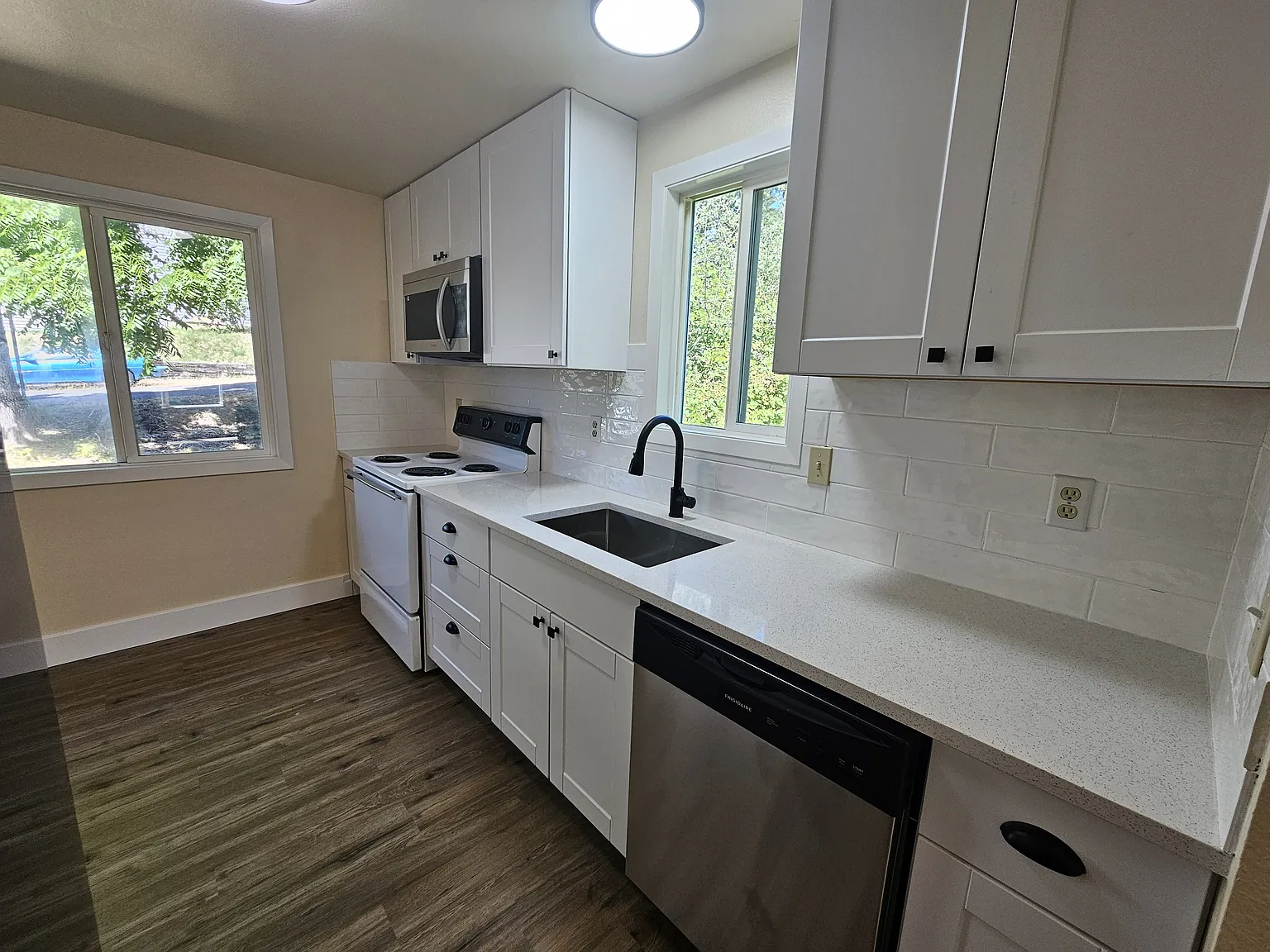 3 bed, 1008 sqft, $2,590 — Photo 3
