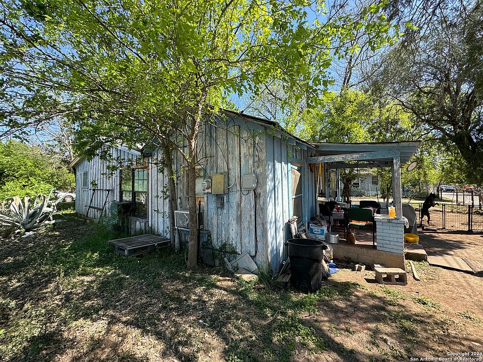 2nd image of 132 W CANALES ST