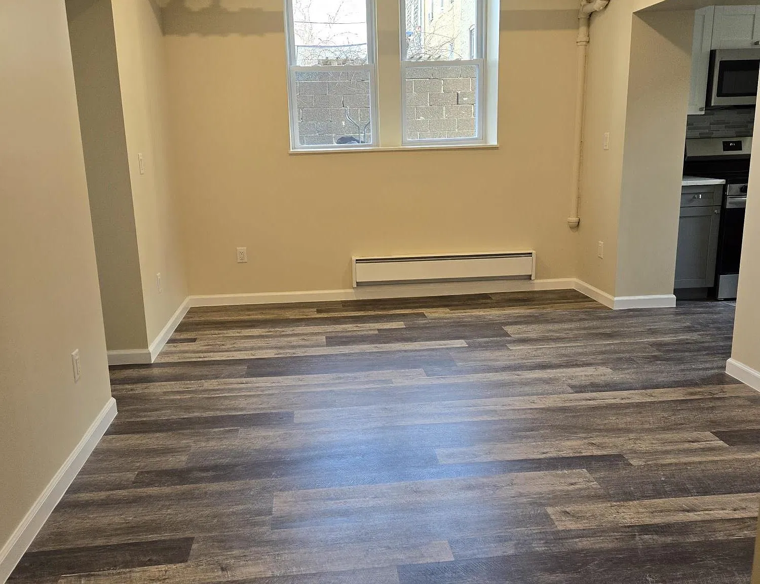 3 bed, 1.0 bath, 800 sqft, $2,300 — Photo 4