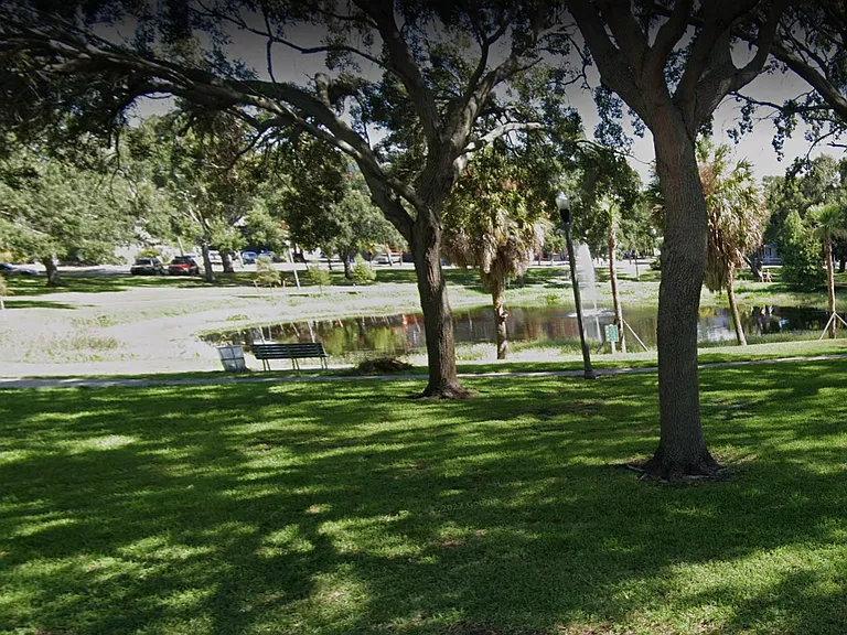 Walking Distance to Beautiful Round Lake Park