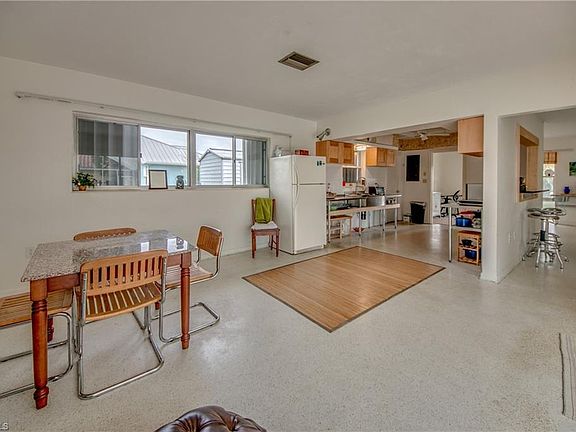 5th image of 108 Baldwin Ct SE