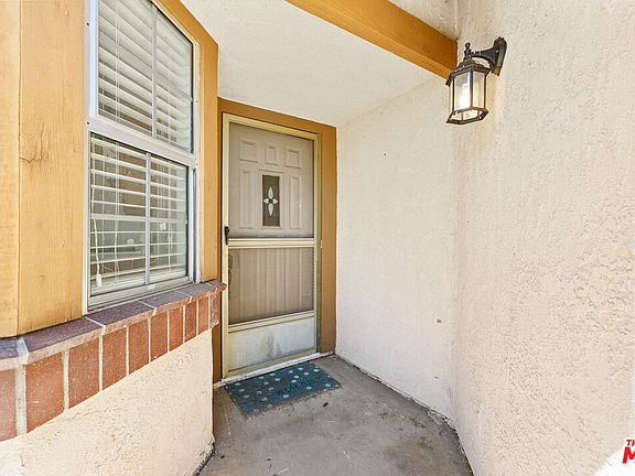 2nd image of 939 Dahlia Ct