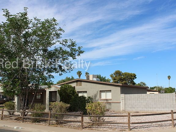 3rd image of 558 E Hilton Ave