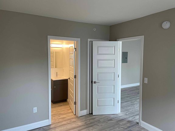 3rd image of 704 8th St #208