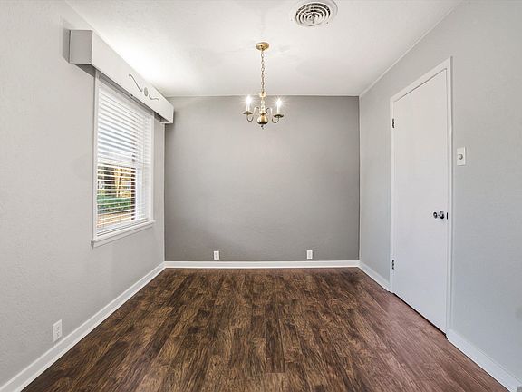 5th image of 710 Broadmoor Ave