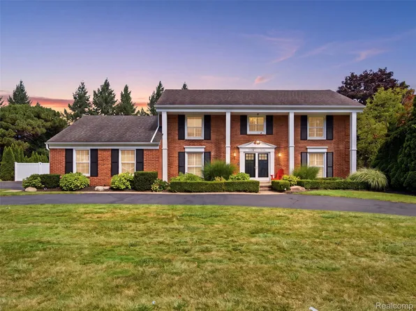 4130 Saddle Ln, West Bloomfield, MI 48322