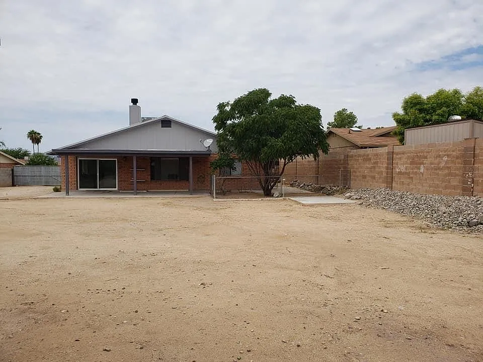 4 bed, 1800 sqft, $1,975 — Photo 2