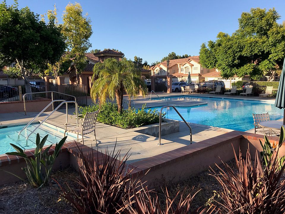 2nd image of 2345 Greenbriar Dr Unit F