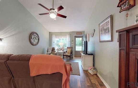 4th image of 32 Rosecroft Ln