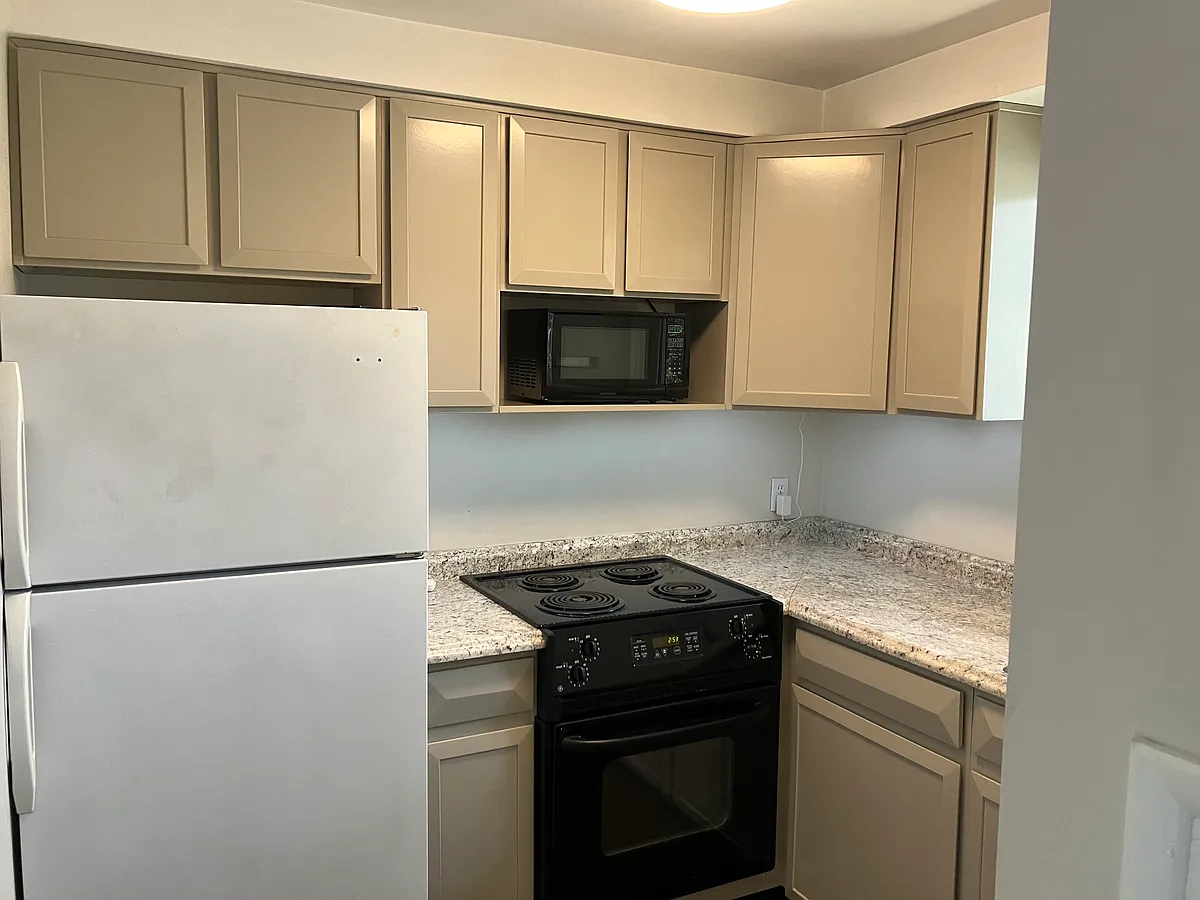 Building Photo - 860 E Fairmont Cir #4