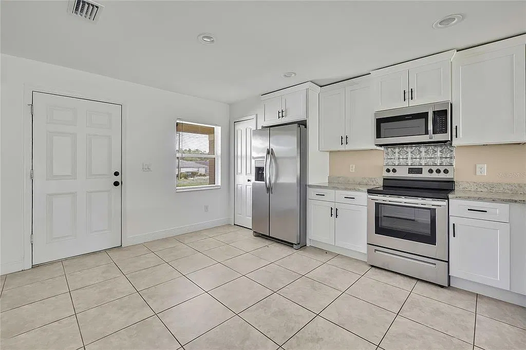 3 bed, 2.0 bath, 2576 sqft, $1,725 — Photo 4
