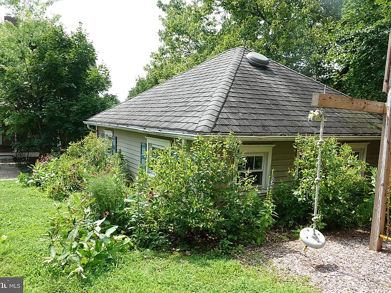 36 Hart Ave — Photo 64