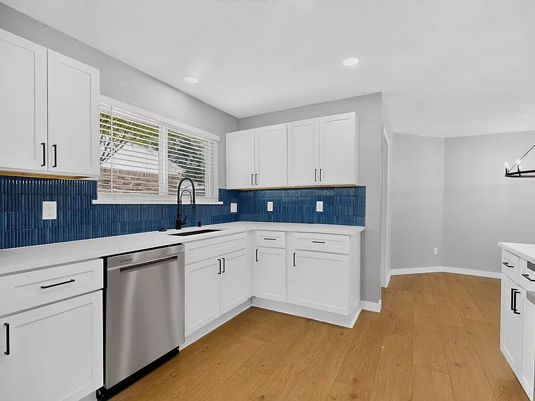 215 Aspenway Dr — Photo 17