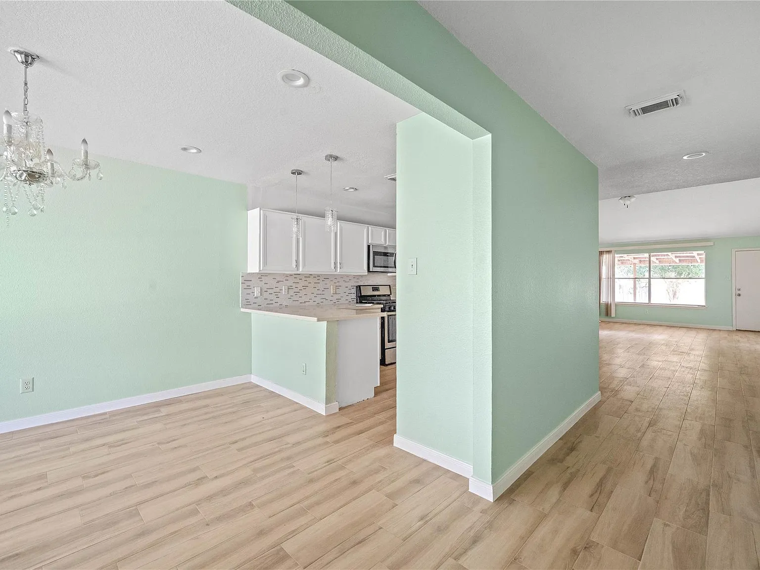 3 bed, 2.0 bath, 1911 sqft, $2,100 — Photo 3