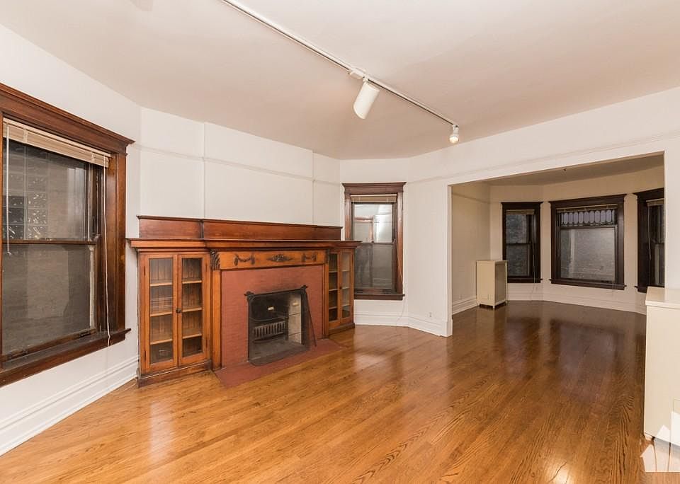 1st image of 851 W Oakdale Ave #1