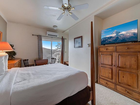 Bedroom with 1 Queen Bed