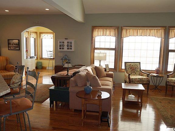 3rd image of 3 Meridian Ct