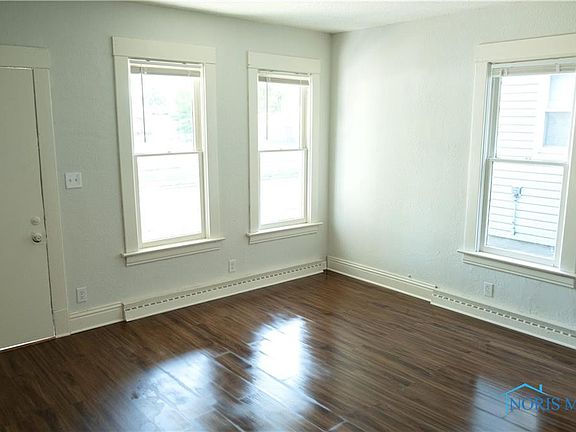 4th image of 1247 Moore St