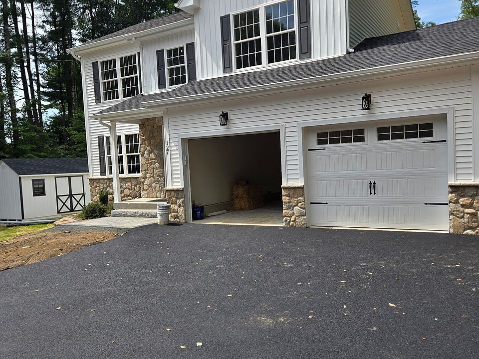 2nd image of 127 Holcomb Hill Road