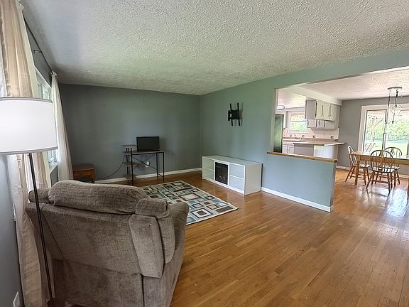 5th image of 1151 E Meadow Dr