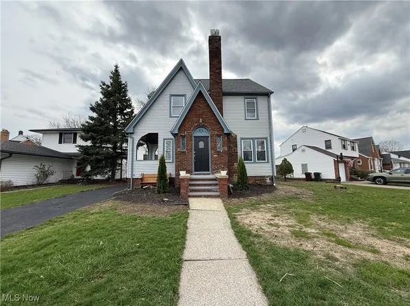 8101 Oxford Dr, Parma, OH 44129