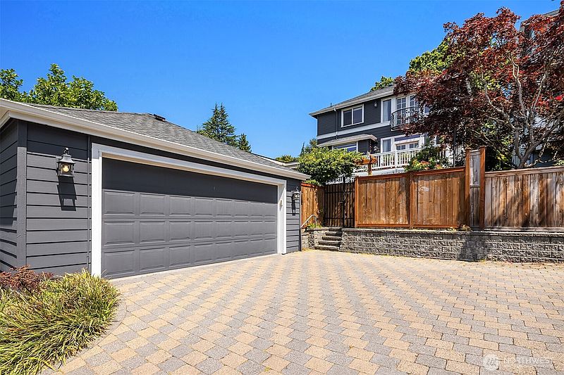 3rd image of 1109 33rd Avenue E