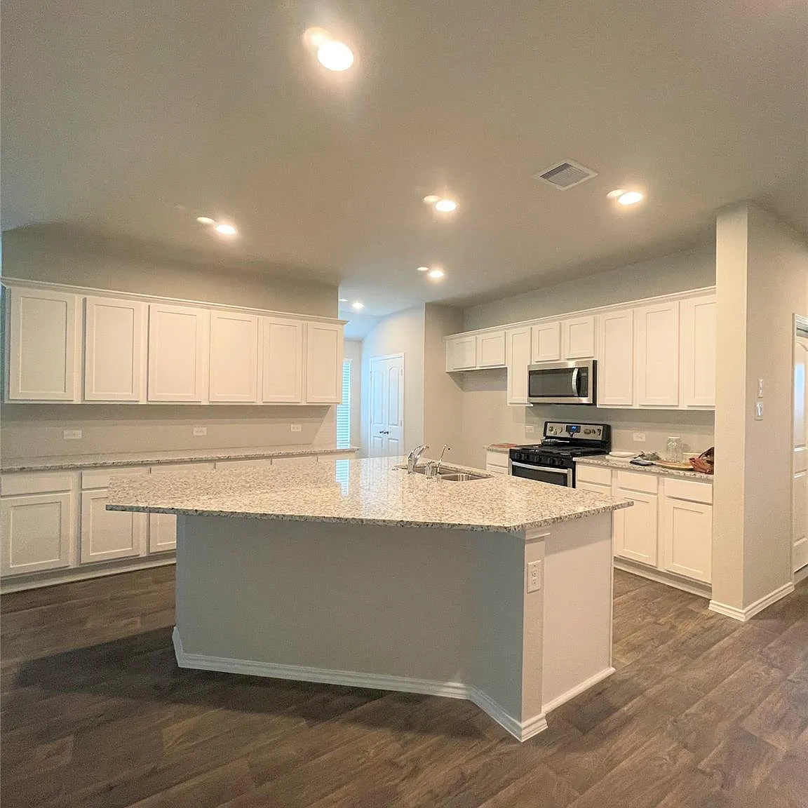 4 bed, 2.0 bath, 2030 sqft, $2,390 — Photo 3