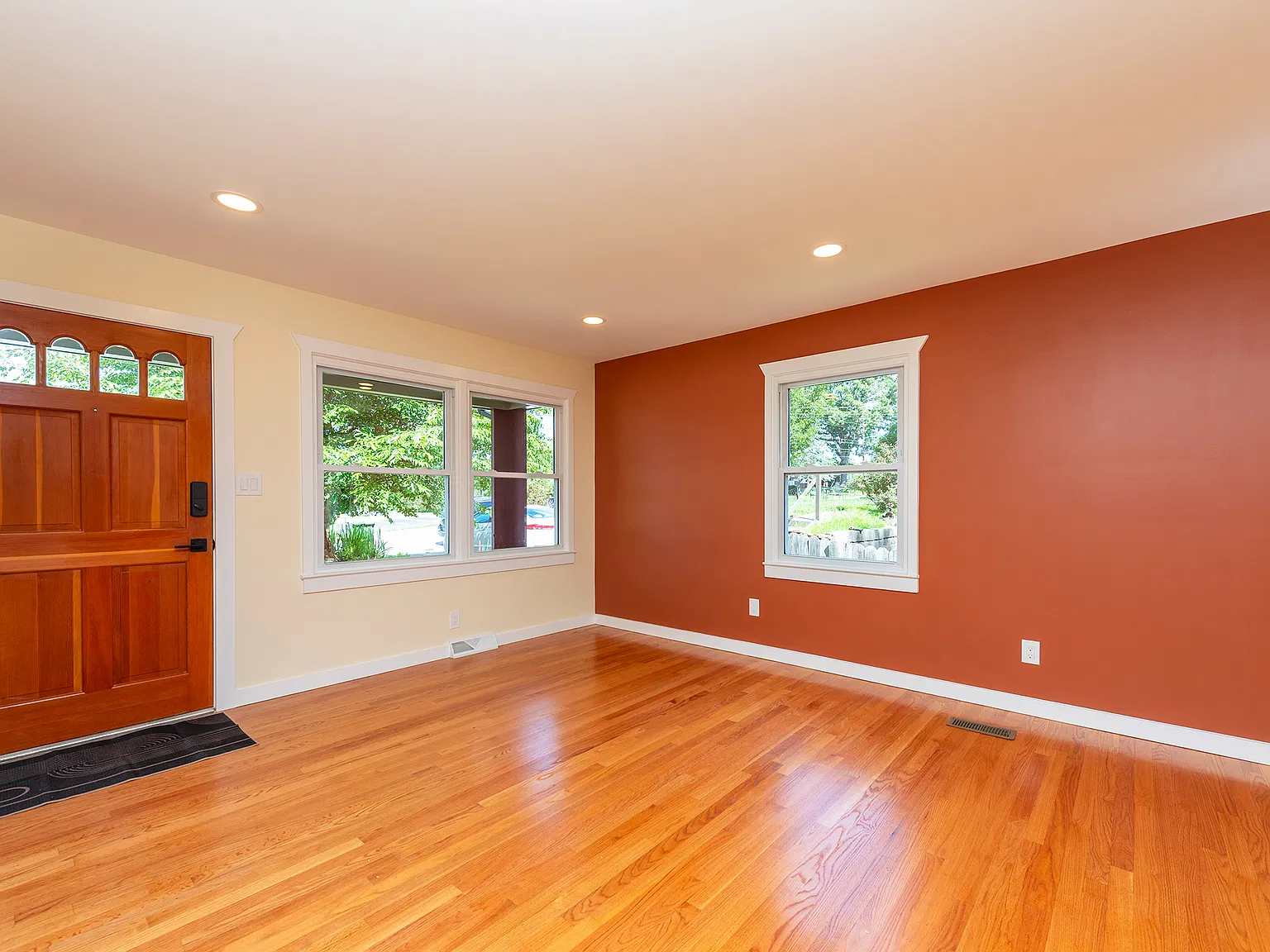 3 bed, 1000 sqft, $2,400 — Photo 2