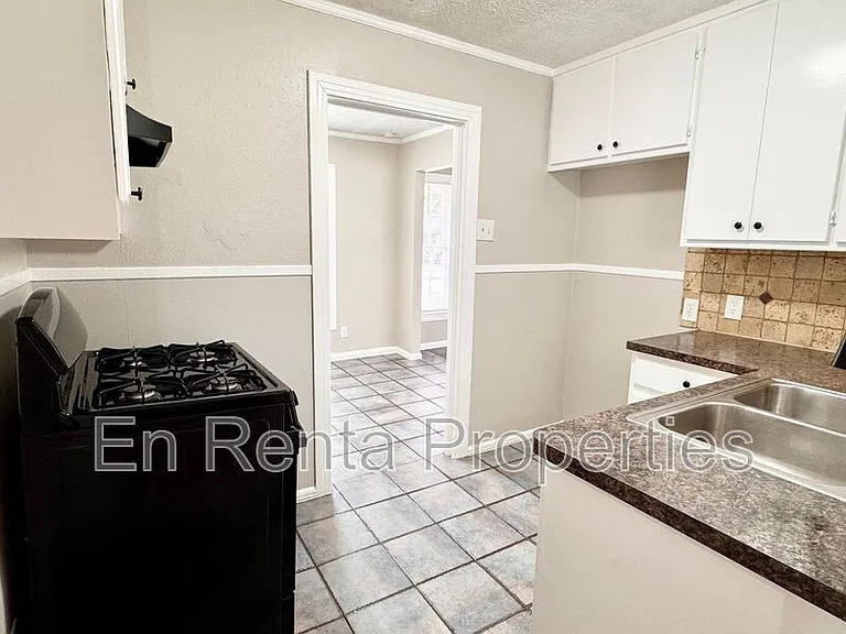 601 W Beach St — Photo 8
