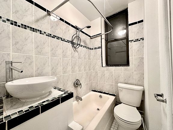 4th image of 938 Amsterdam Ave APT 2R