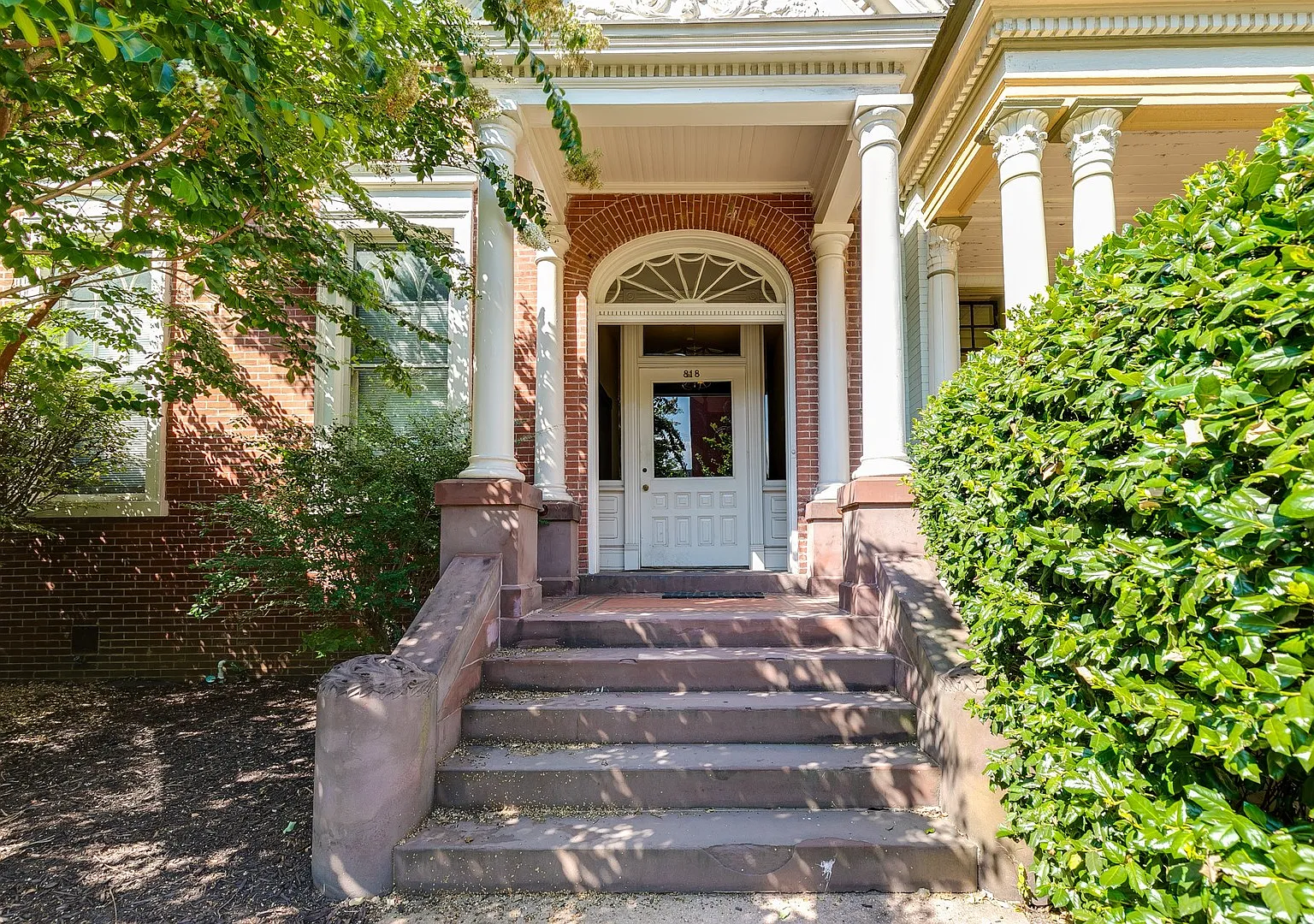 818 W Franklin St — Photo 3