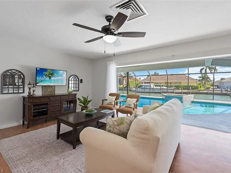 955 Iris Ct — Photo 4