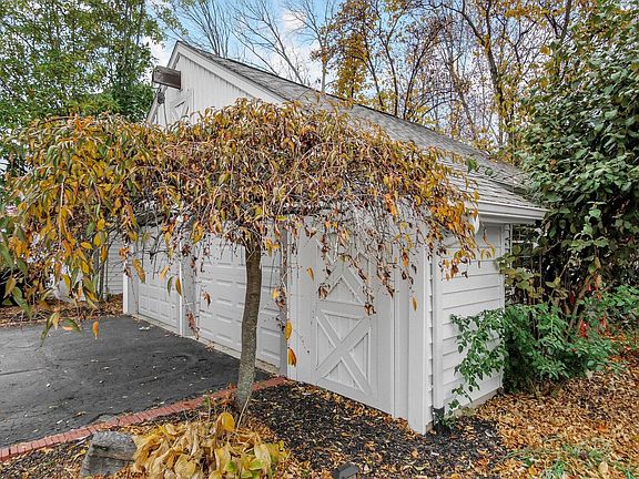 4th image of 8896 Charington Ct