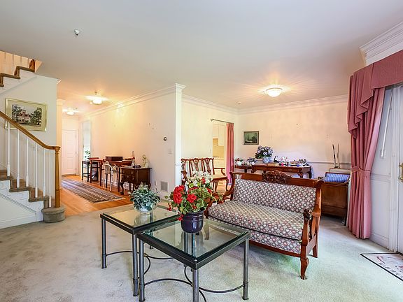 3rd image of 24 Club Pointe Dr