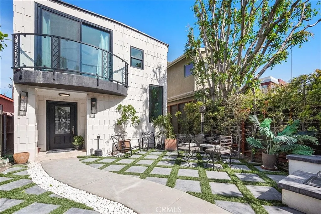 2 bed, 2450 sqft, $10,888 — Photo 3