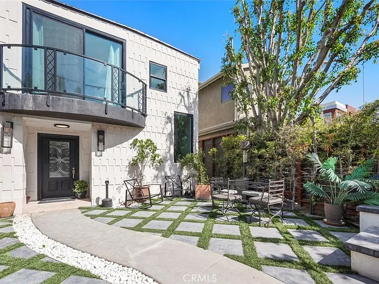 905 Dickson St #1 — Photo 3